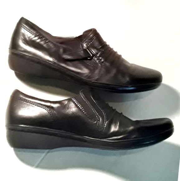 Clark's Black Ruched Leather Loafers - Picture 4 of 16